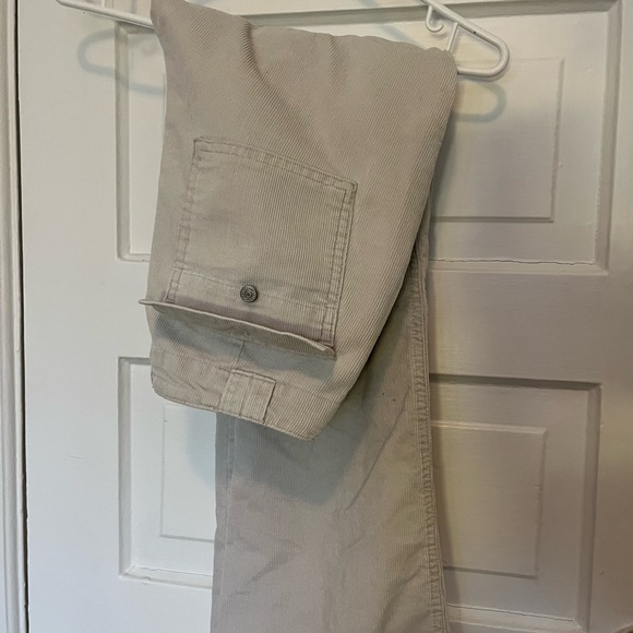 GAP white cords with pocket deataild - Picture 5 of 7
